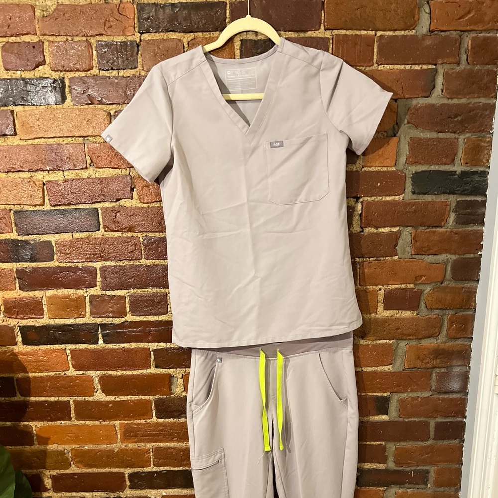 Light gray figs scrub set